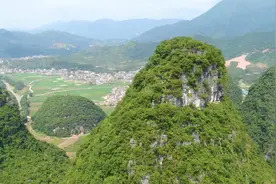 不可思议！广东小伙来广西旅游，用无人机在山顶上拍到这样的东西视频封面