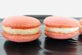 最适合新手的马卡龙做法，外皮酥脆，香甜适口很诱人，做法很简单