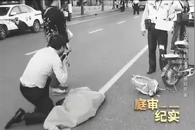 飞来横祸！保姆骑电车接孩子放学，路上惨遭公交车碾压身亡！视频封面