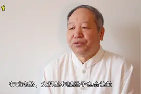 2个腿上小动作，让你的腿不再抽筋，腿脚利索，走路轻快一直到老视频封面