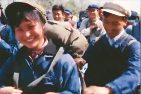 流金岁月：实拍1974年上海工人徒步前往农村参加野外训练视频封面