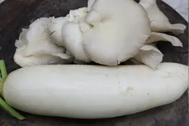 天冷了要多吃白萝卜，最简单的萝卜汤做法，汤鲜味美，一点不油腻