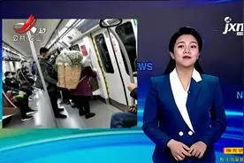 成都地铁三号线一小伙帮太婆拖住背篓直到其下车 这一幕真暖人