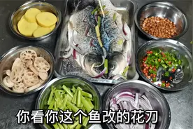 配菜工资这么高，却干出来这样的活。大家说厨师长凶他该不该.视频封面