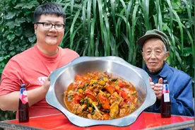 快过年了，餐桌上必不可少的一道菜“红萝卜烧鸡”，色香味俱全