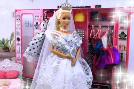 芭比娃娃玩具，芭比装扮自己换上漂亮的婚纱