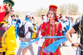 带上100元人民币去蒙古国，可以购买什么东西？看蒙古姑娘咋说！视频封面