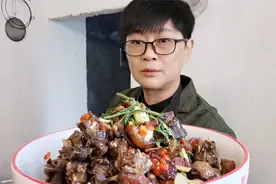 太阳暖洋洋，九九炒只板鸭来香嘴，真是下饭的香饽饽，吃馋了视频封面