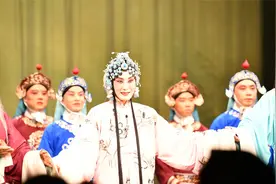 戏曲火不火取决于角儿魅力。张火丁谢幕喊好声不绝，梁祝、红梅赞视频封面