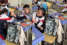 太甜了！男生与前桌掰手腕故意输给女生，网友：这波狗粮干了视频封面