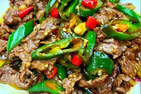 尖椒炒牛肉，终于知道饭店的做法，牛肉嫩滑不柴，开胃下饭！视频封面