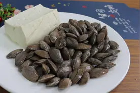 做花甲煲，加一块豆腐实在太好吃了，鲜嫩多汁味美，孩子主动添饭