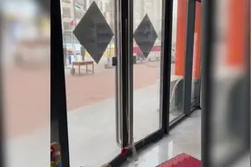 唐山大风天电动车被吹走 拍摄者：约8级大风 当时差点笑晕视频封面