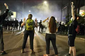 实拍美国大规模骚乱现场 警察向人群猛射子弹 烟花被点燃火光四射视频封面