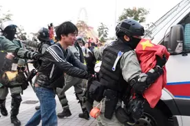 无法无天，暴徒将国旗丢在地上，港府斥责，违法人士须负刑责视频封面