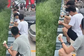 朋友结婚男生们帮忙后吃饭摆出统一姿势，网友：如何做到如出一辙视频封面