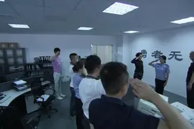 中国刑警：女卧底冒死抓拿大毒枭，警队集体给她敬礼，最高的荣誉视频封面