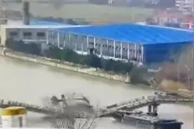 现场画面曝光！江苏南通一座大桥被船只撞上后垮塌，瞬间断成两半视频封面