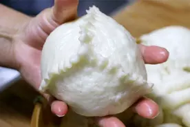 今天做坚果糖包，300克面粉做8个，4种包法，白亮暄软上手就会做视频封面