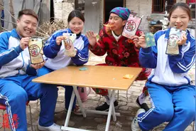 小花和小伙伴们一起DIY饮料，亲自动手做自己想喝的饮料，真好玩视频封面