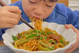 在家做焖面面条要不要蒸？分享正确做法，面条不粘不团入味超好吃视频封面