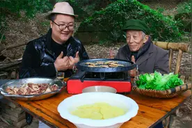 阿米准备一堆食材，在家做烤肉，呲呲冒油香气扑鼻，太香了视频封面