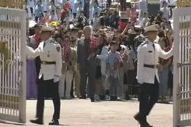 青瓦台时隔74年全部开放 现场：开门瞬间，民众捧花涌入视频封面