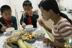 漂亮的单亲妈妈自己带双胞胎儿子，累并快乐着，以后等着享福吧视频封面