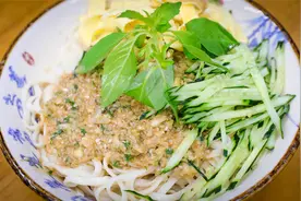 地道的蒜汁捞面条，河南人的老式做法，如果年轻几岁，我能吃三碗