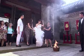 纸婚：新娘穿婚纱回老家结婚，还得跨火盆，真是太为难了视频封面