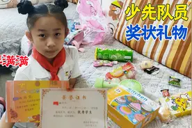 小雨入少先队员了，还收获奖状和礼物，班主任送的礼物最珍贵