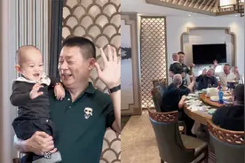爷爷带孙子参加聚会满脸笑容，当场开启炫娃模式，朋友们羡慕不已视频封面