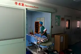 兄弟动手术，40岁老渔民不远千里去照顾，手术室外等的时间太熬人视频封面