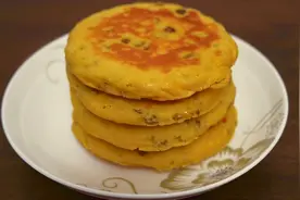 天天奶奶怎样做的玉米面饼？酥软美味，一次2个都不够视频封面