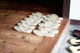 日本人到室内要脱鞋，遇到有人脚臭怎么办？听听当地人怎么说