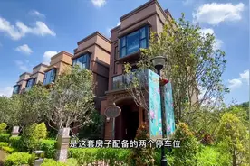 实拍：500万的富人纯别墅区，地下一楼带花园，居住环境太美了视频封面