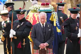 英国国王查尔斯三世兄妹四人为已故女王守夜 民众近距离目击现场视频封面