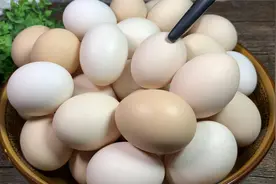 奶奶腌鸡蛋不外传的秘诀，15天就能吃，煮熟个个流油，放一年不坏视频封面