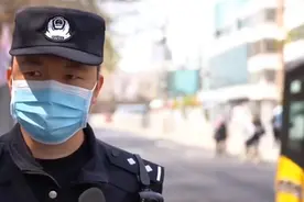 男子路边突发疾病，晕倒前一个手势救了自己，民警紧急送医视频封面