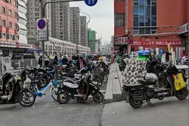 去沈阳东北日杂市场，门口有很多等着拉货的电动车，生活真不容易