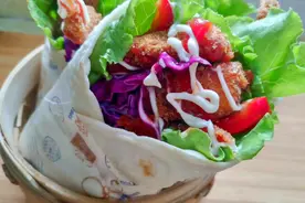 鸡肉卷饼，饼皮柔韧有技巧，鸡肉腌炸有方法