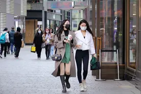 春天瑜伽裤正流行，搭配卫衣西装运动鞋，时尚美女逛街一点不觉累视频封面