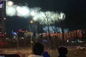 北京冬奥会开幕式烟花秀点亮鸟巢 市民围观拍摄视频留念