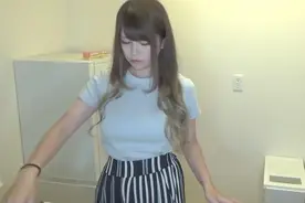 日本网红美女下厨做生鱼片，喝点啤酒，味道鲜美，吃得很满足视频封面