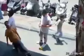 网曝男孩遭同学当街勒脖疑浑身瘫软被拖行 街上无一人制止视频封面