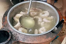 广州一家3口创业做猪杂汤饭，15一份100斤不够卖，每天食客挤满屋