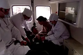 大叔受了刺激，直接被绑上救护车，亲妈急得不轻