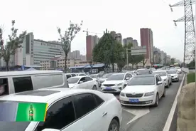 西安西部大道西沣路十字拥堵明显  交警：加强警力 延长绿灯时间视频封面