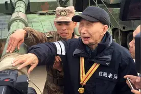 失明老兵隐姓埋名71年，94岁时提出一心愿，军队开出6辆坦克迎接视频封面