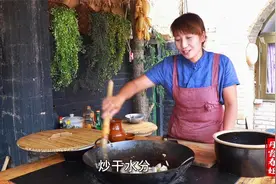 朋友来做客，春姐做干蘑菇炖土鸡招待，大家吃的称赞连连，真香